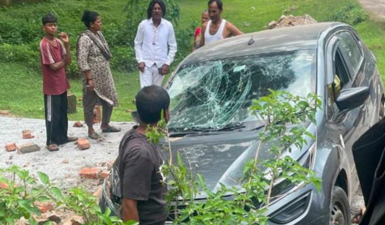 Gumla: Alto car meets with accident after getting stuck in a pothole on NH-43; two injured.