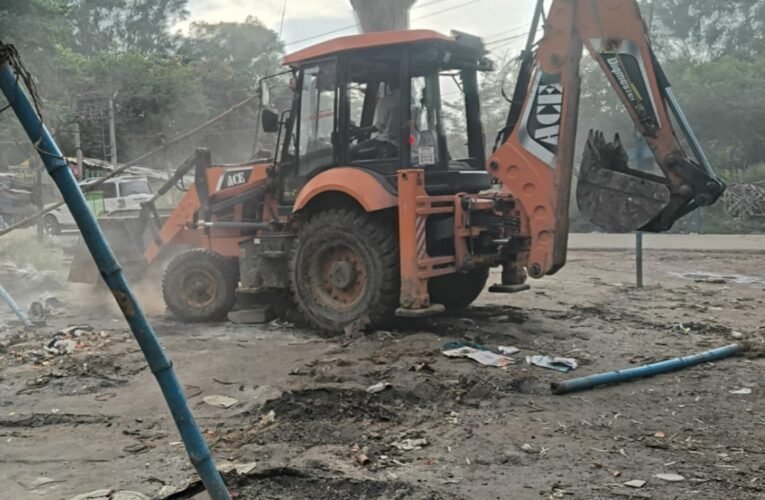 Ranchi Municipal Corporation takes major action against encroachment; illegal structures removed in the Ashok Ashram and Old Assembly areas.