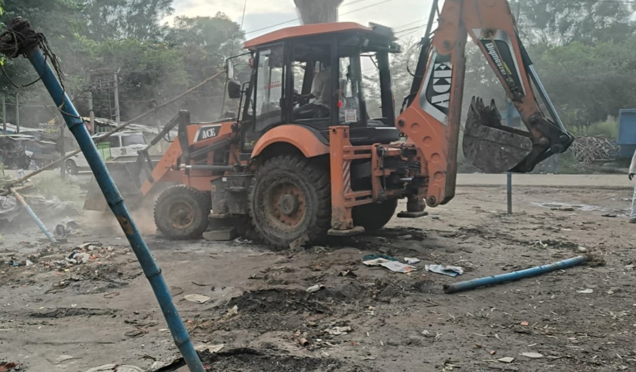 Ranchi Municipal Corporation takes major action against encroachment; illegal structures removed in the Ashok Ashram and Old Assembly areas.