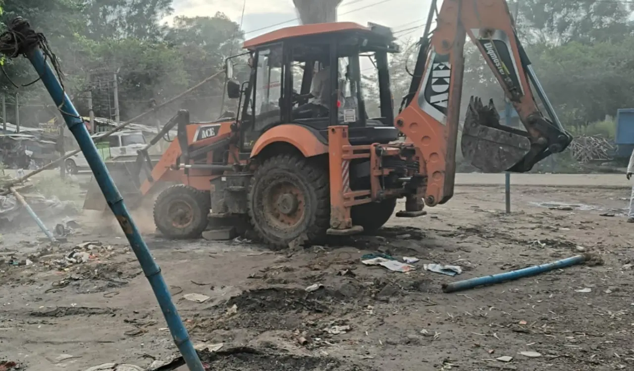 Ranchi Municipal Corporation takes major action against encroachment; illegal structures removed in the Ashok Ashram and Old Assembly areas.