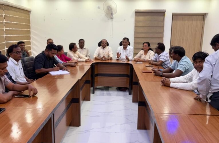 JMM holds meeting in Simdega regarding Guruji Shibu Soren's first death anniversary; tribute programs to be held in all blocks on August 4.