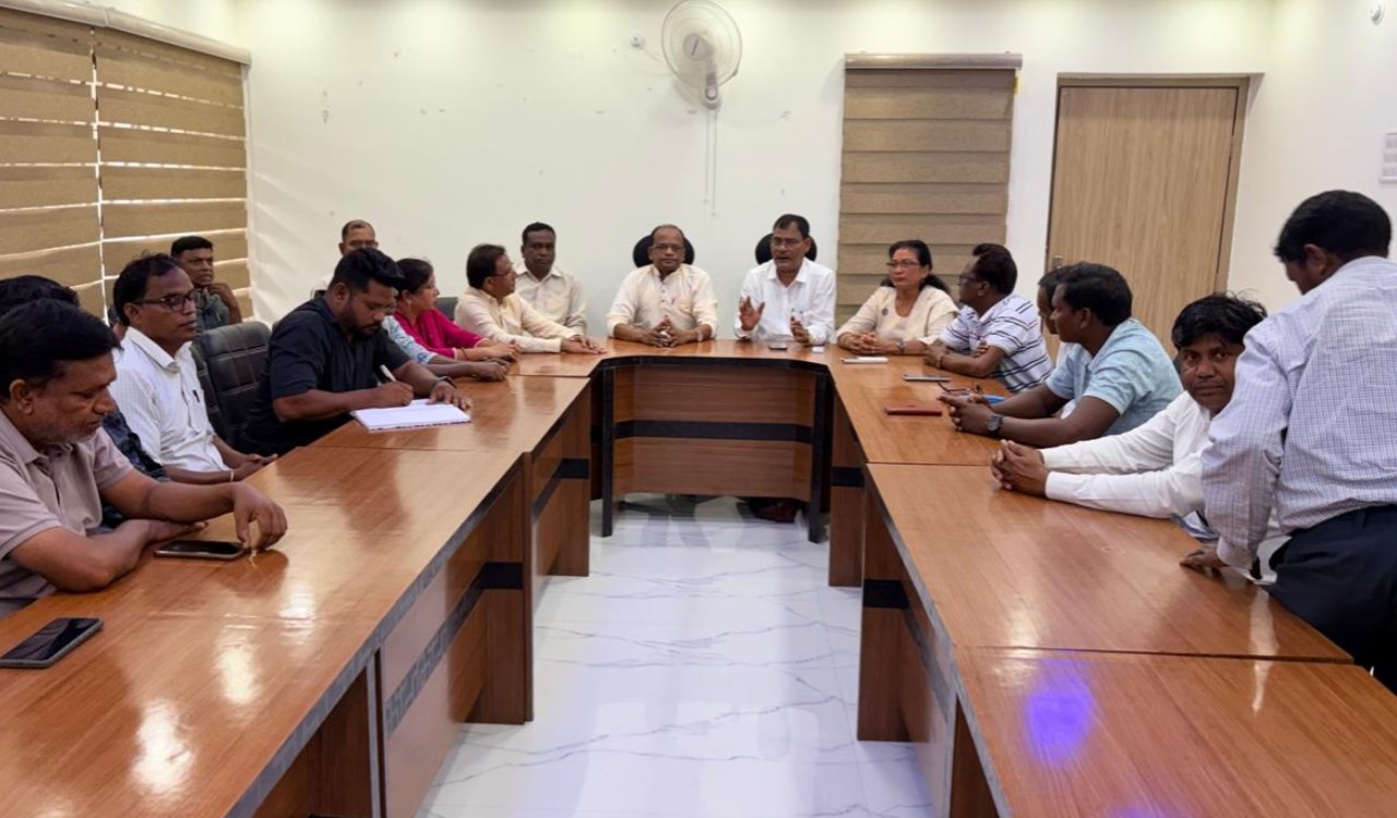 JMM holds meeting in Simdega regarding Guruji Shibu Soren's first death anniversary; tribute programs to be held in all blocks on August 4.