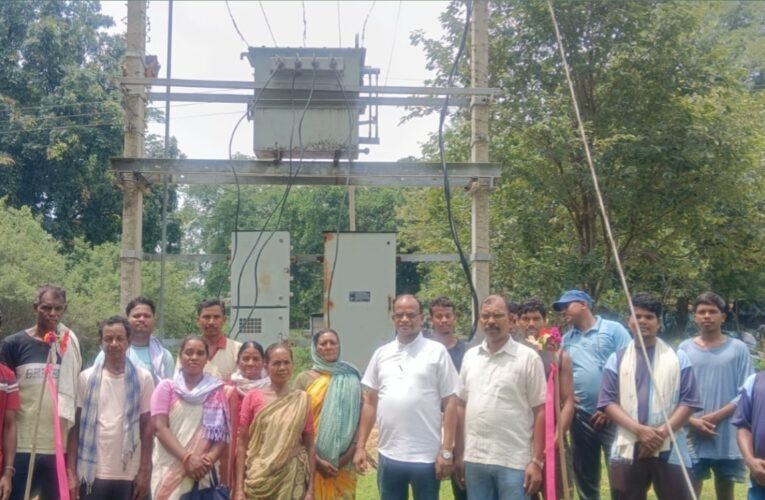 New 25 kV transformer installed in Simdega's Mama-Bhagina Mundu Toli; power restored after two months.