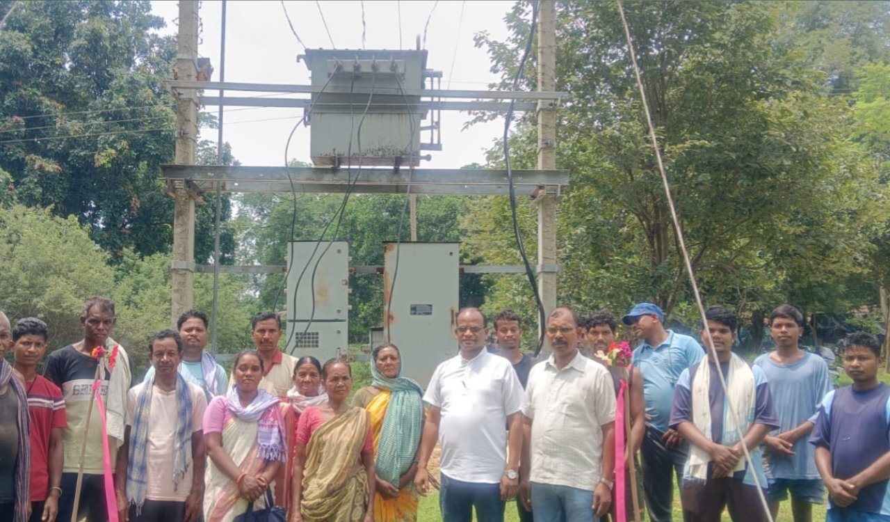 New 25 kV transformer installed in Simdega's Mama-Bhagina Mundu Toli; power restored after two months.