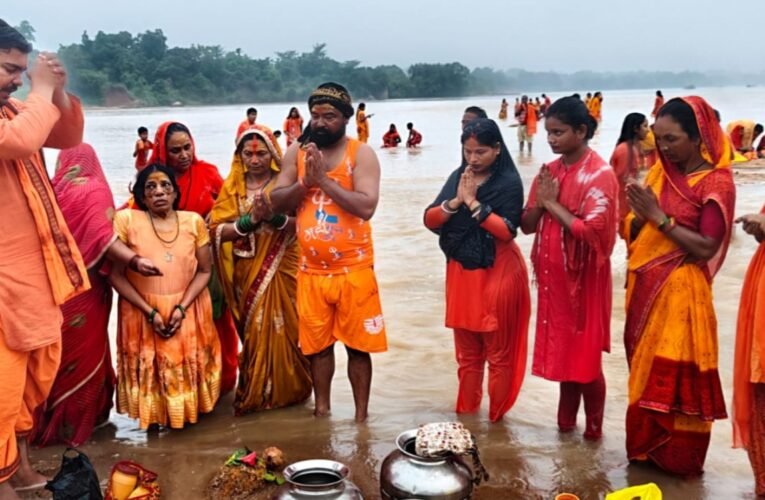 Simdega immersed in devotion to Lord Shiva on the first Monday of Sawan; a 41-foot-tall *Kanwar* became the center of attraction.