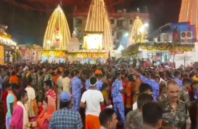 A sea of ​​hundreds of thousands of devotees surged into Baidyanath Dham on the first Monday.