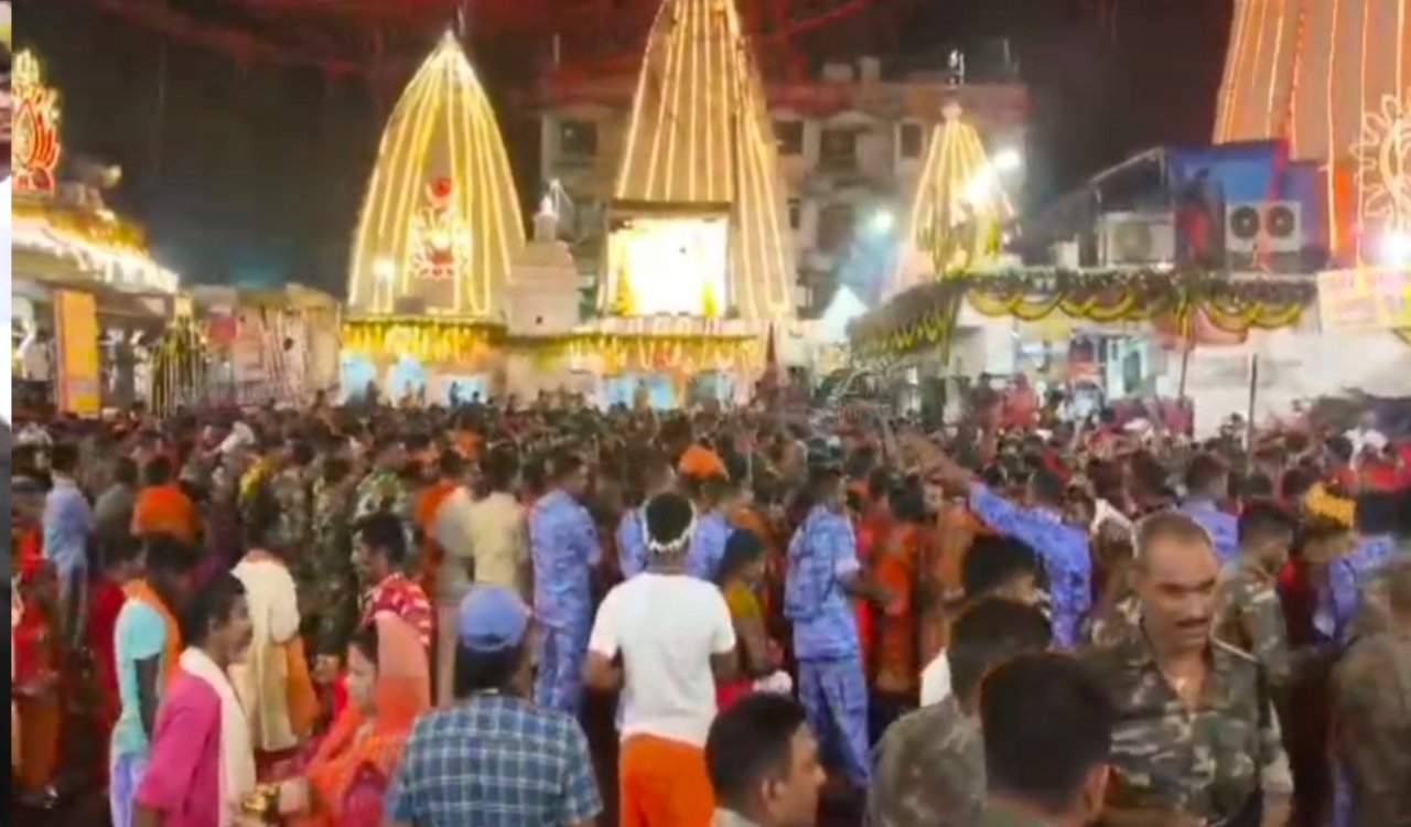 A sea of ​​hundreds of thousands of devotees surged into Baidyanath Dham on the first Monday.