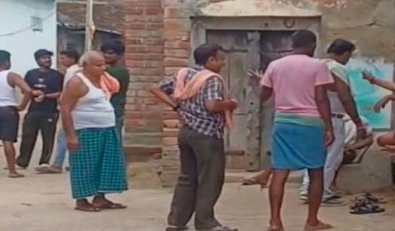 Six people, including a young woman, detained in Koderma.