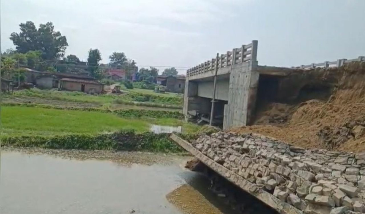 A bridge worth 1.81 crore in a paddy field! Collapsed in the first rain before inauguration.