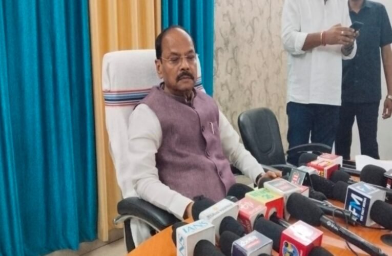 Former Chief Minister Raghubar Das in support of Jharkhand students.