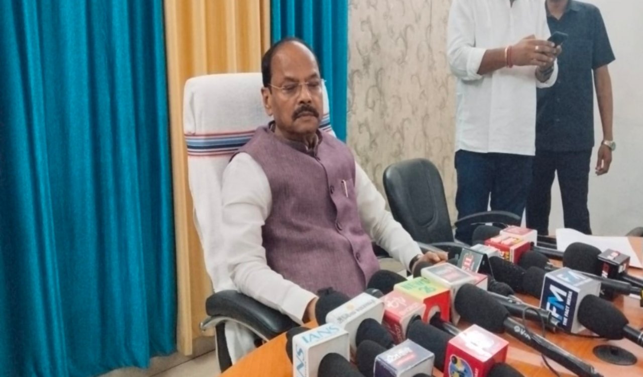 Former Chief Minister Raghubar Das in support of Jharkhand students.