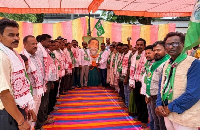 सिमडेगा में झामुमो ने मनाई दिशोम गुरु शिबू सोरेन की पुण्यतिथि, आंदोलनकारियों का किया सम्मान