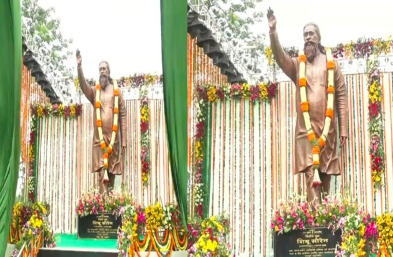 Unveiling of the statue of Dishom Guru Shibu Soren in Nemra.