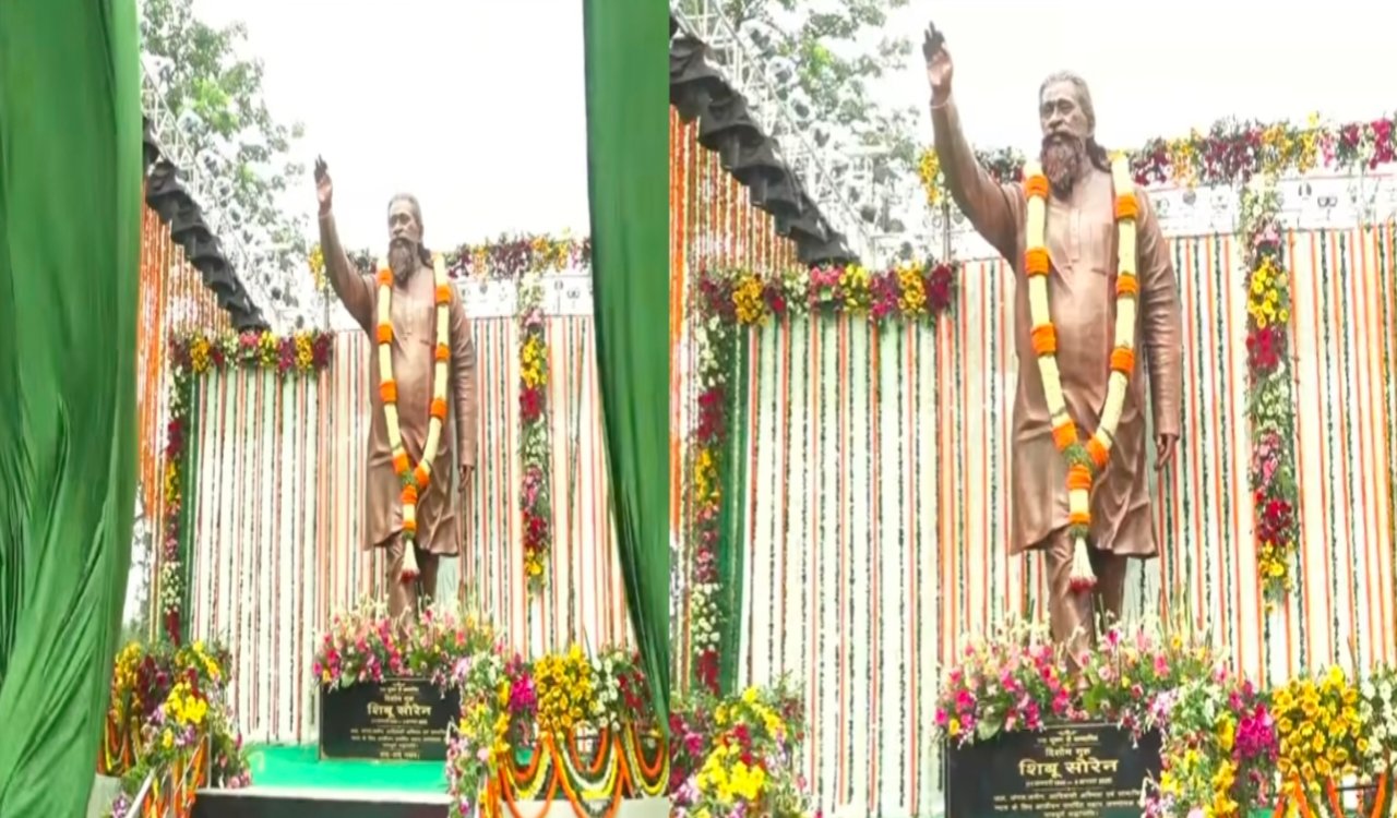 Unveiling of the statue of Dishom Guru Shibu Soren in Nemra.