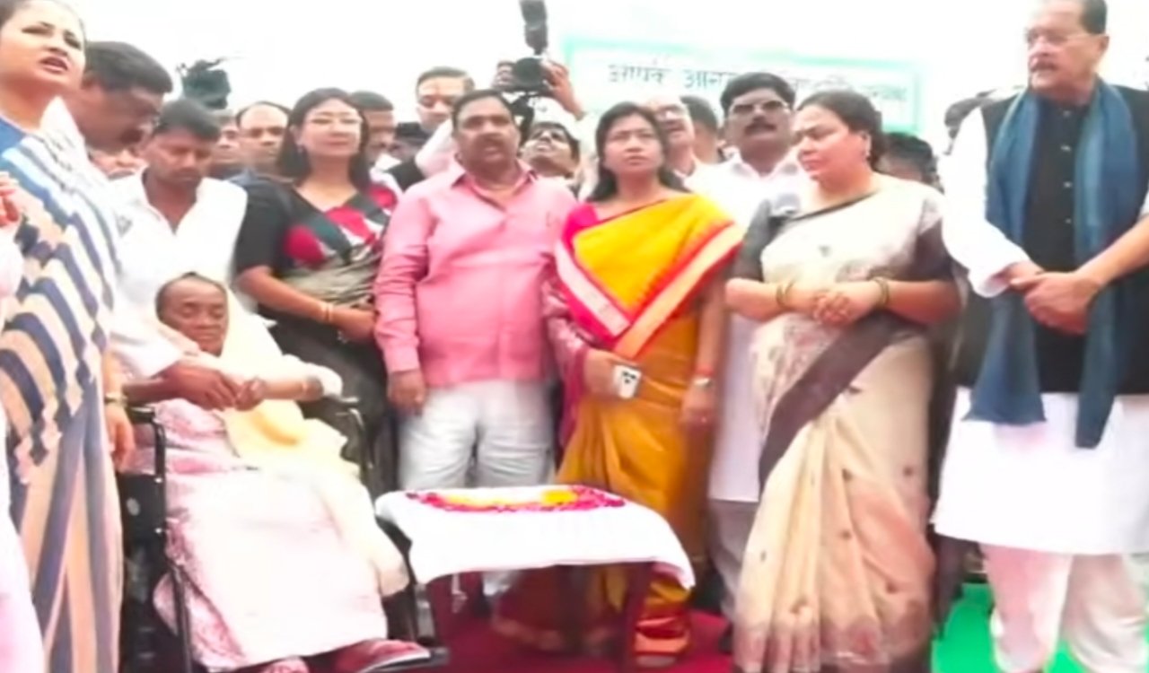 Unveiling of the statue of Dishom Guru Shibu Soren in Nemra.
