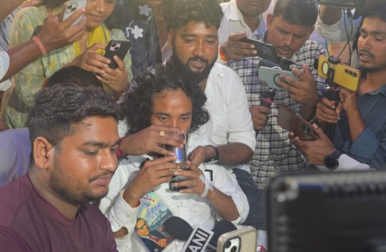 सोनम वांगचुक से वीडियो कॉल पर जुड़े देवेंद्र नाथ महतो, आग्रह पर किया जल ग्रहण; भूख हड़ताल चौथे दिन भी जारी