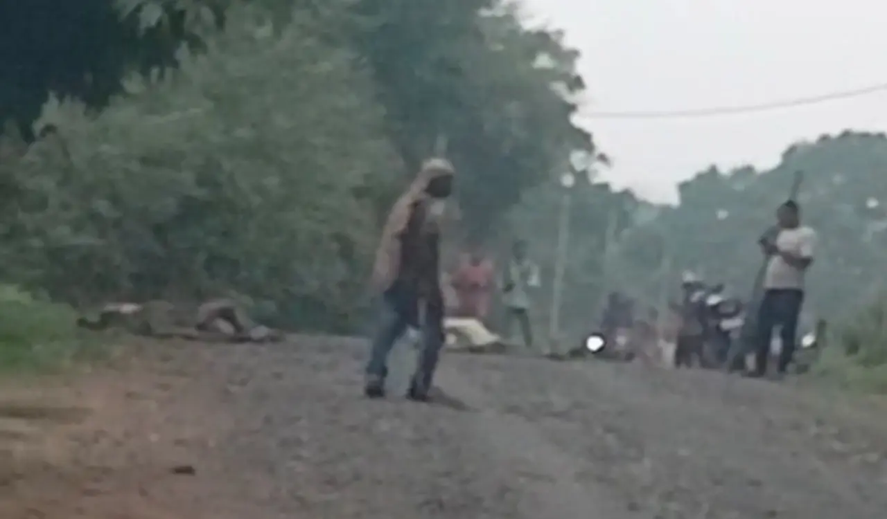 Bokaro: Three members of the same family brutally hacked to death with an axe.