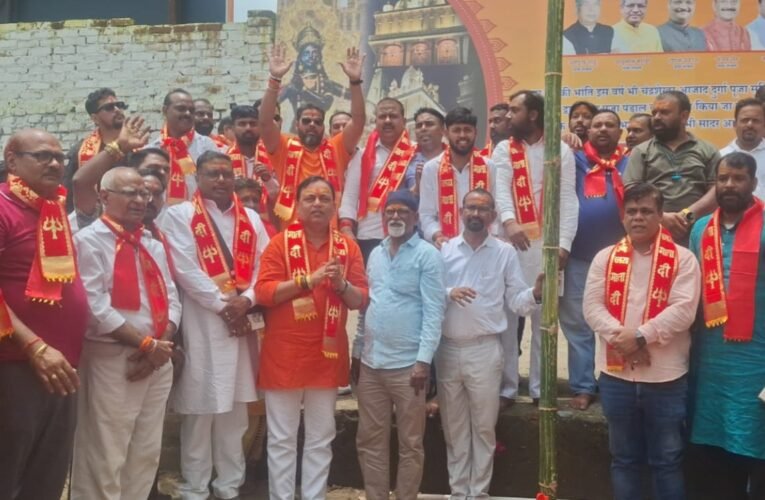 रांची: चंद्रशेखर आजाद दुर्गा पूजा समिति ने भूमि पूजन के साथ शुरू की पूजा पंडाल निर्माण की तैयारियां