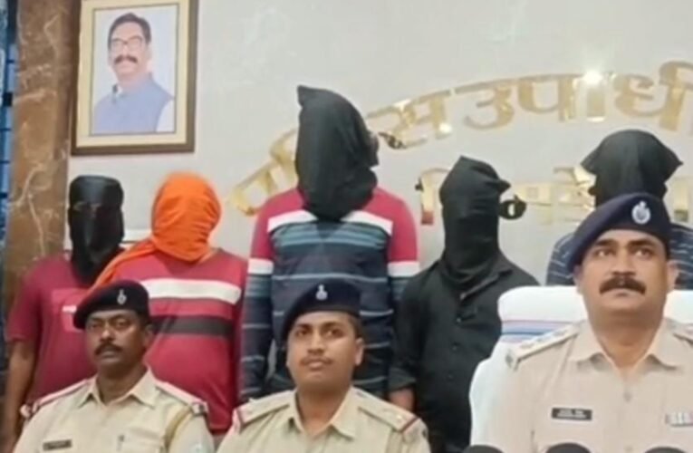 जुआ खेलते पांच जुआरी पुलिस के हत्थे चढ़े, खदेड़कर किया गिरफ्तार