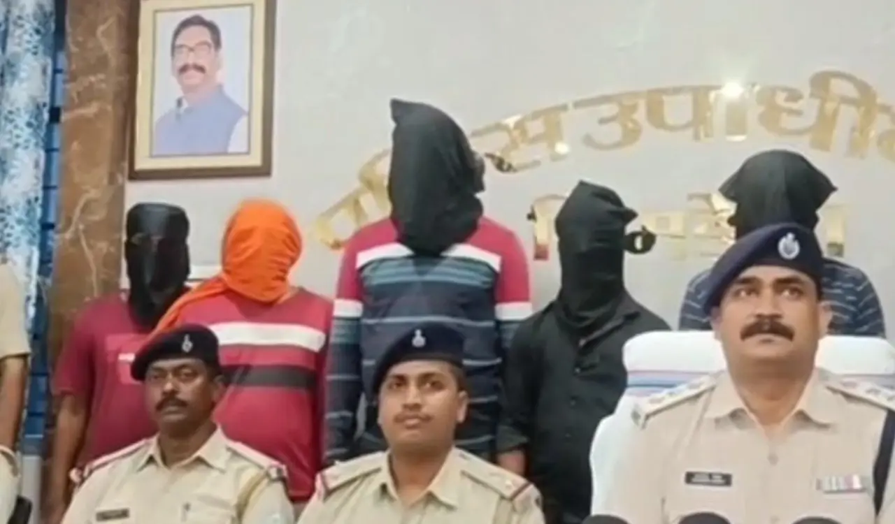 Five gamblers caught by the police while gambling; arrested after a chase.