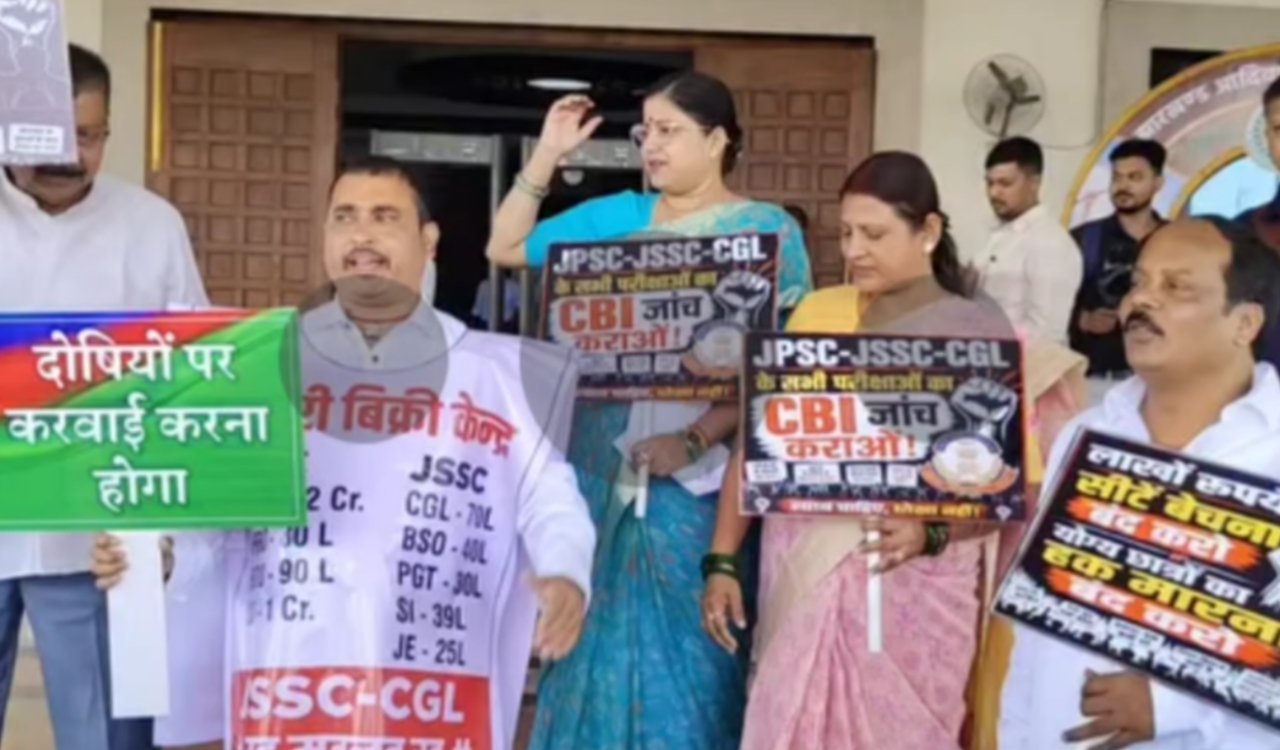 Uproar by the NDA ahead of the monsoon session; vociferous sloganeering at the Assembly gate over the JPSC issue.