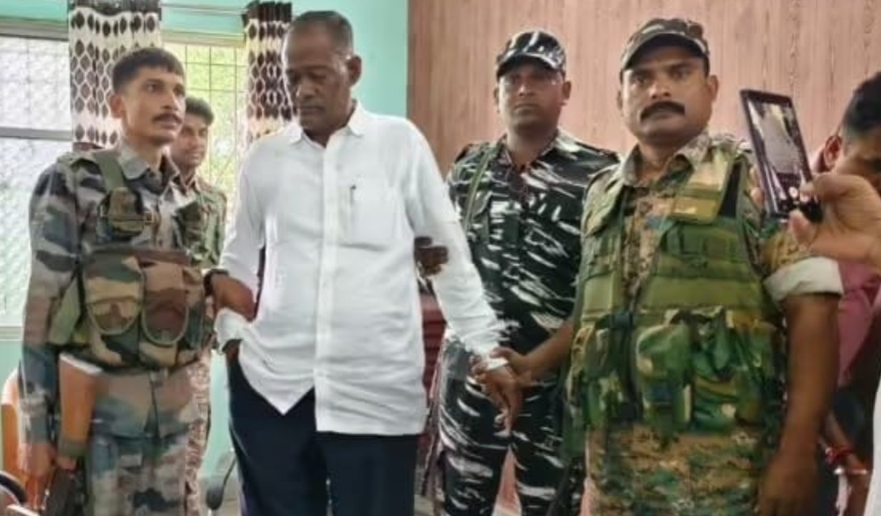 Major ACB action in Latehar; Panchayat Secretary arrested red-handed while accepting a bribe of ₹10,000.