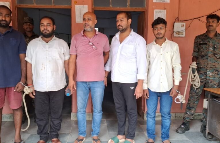 Five smugglers arrested with 82 kg of cannabis in Gumla; ₹80,000 in cash and two vehicles seized.