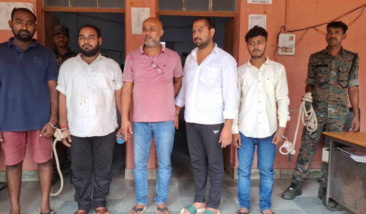 Five smugglers arrested with 82 kg of cannabis in Gumla; ₹80,000 in cash and two vehicles seized.