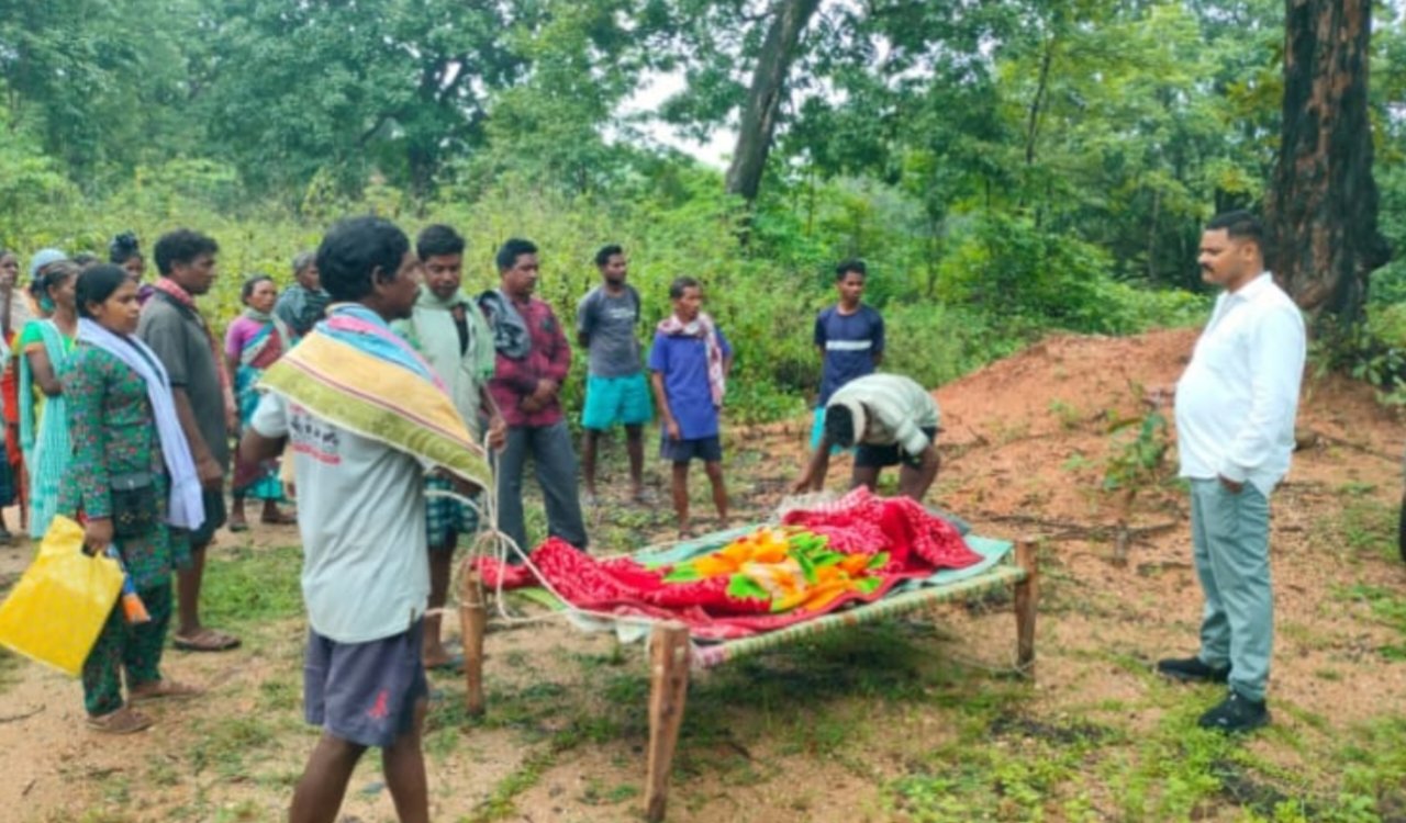 Wild elephant on a rampage in Simdega: After demolishing a house, it chased down and trampled a 66-year-old villager to death on the spot.