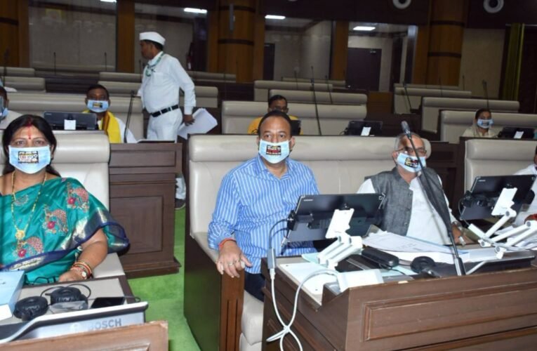 BJP MLAs protest on the first day of the monsoon session; target the Hemant government while wearing 'Enemies of Jobs' masks.