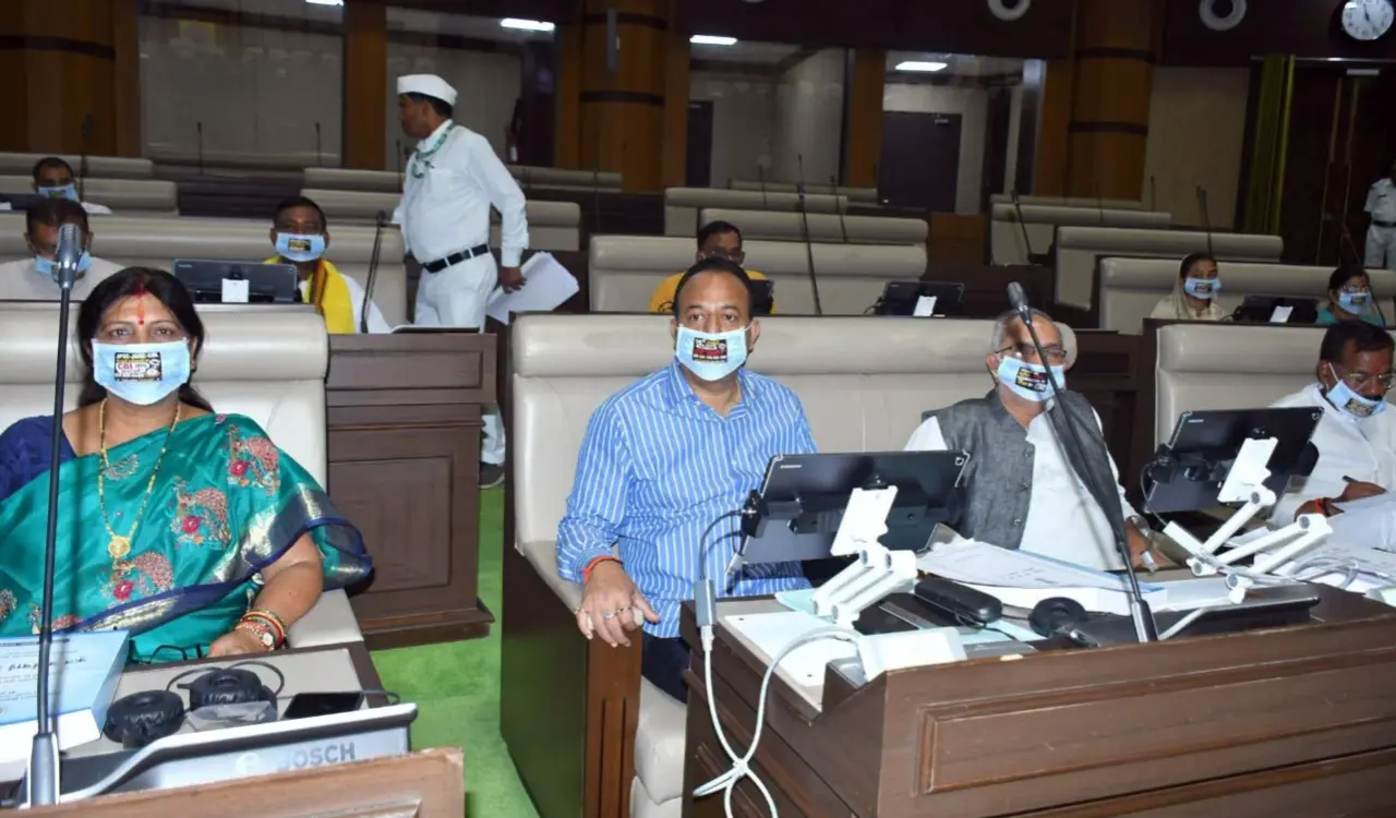 BJP MLAs protest on the first day of the monsoon session; target the Hemant government while wearing 'Enemies of Jobs' masks.