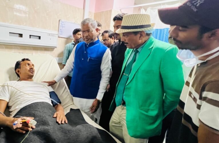 JPSC आंदोलन: अनशनरत छात्र राहुल क्रांति की तबीयत बिगड़ी, सदर अस्पताल में भर्ती; बाबूलाल मरांडी ने जाना हालचाल