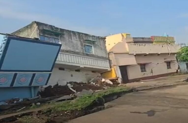 धनबाद के छताबाद में भयानक भू-धसान, दहशत में लोग; कई घरों में आई दरारें, प्रशासन अलर्ट