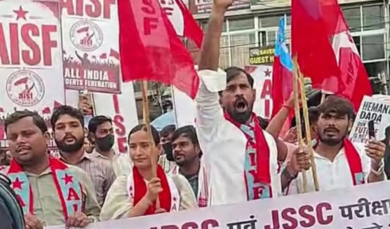 Students and youth protest demanding transparency and time-bound recruitment in JPSC; warn of intensifying the agitation.