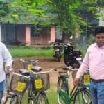 खराब साइकिलों पर बवाल: जनप्रतिनिधियों ने रुकवाया वितरण, पहले मरम्मत के बाद ही छात्रों को मिलेगी साइकिल Uproar over defective bicycles: Public representatives halt distribution; students to receive bicycles only after repairs.