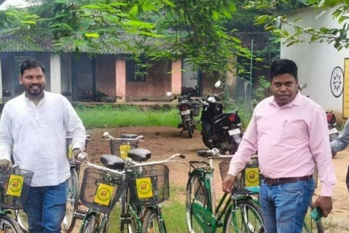 Uproar over defective bicycles: Public representatives halt distribution; students to receive bicycles only after repairs.