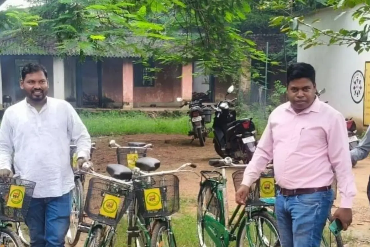 Uproar over defective bicycles: Public representatives halt distribution; students to receive bicycles only after repairs.