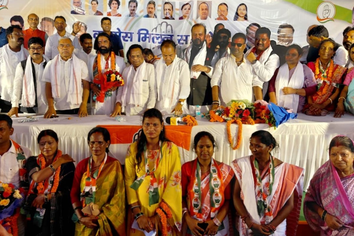 Congress holds a joining ceremony in Namkum; dozens of leaders and workers from various parties join the fold.