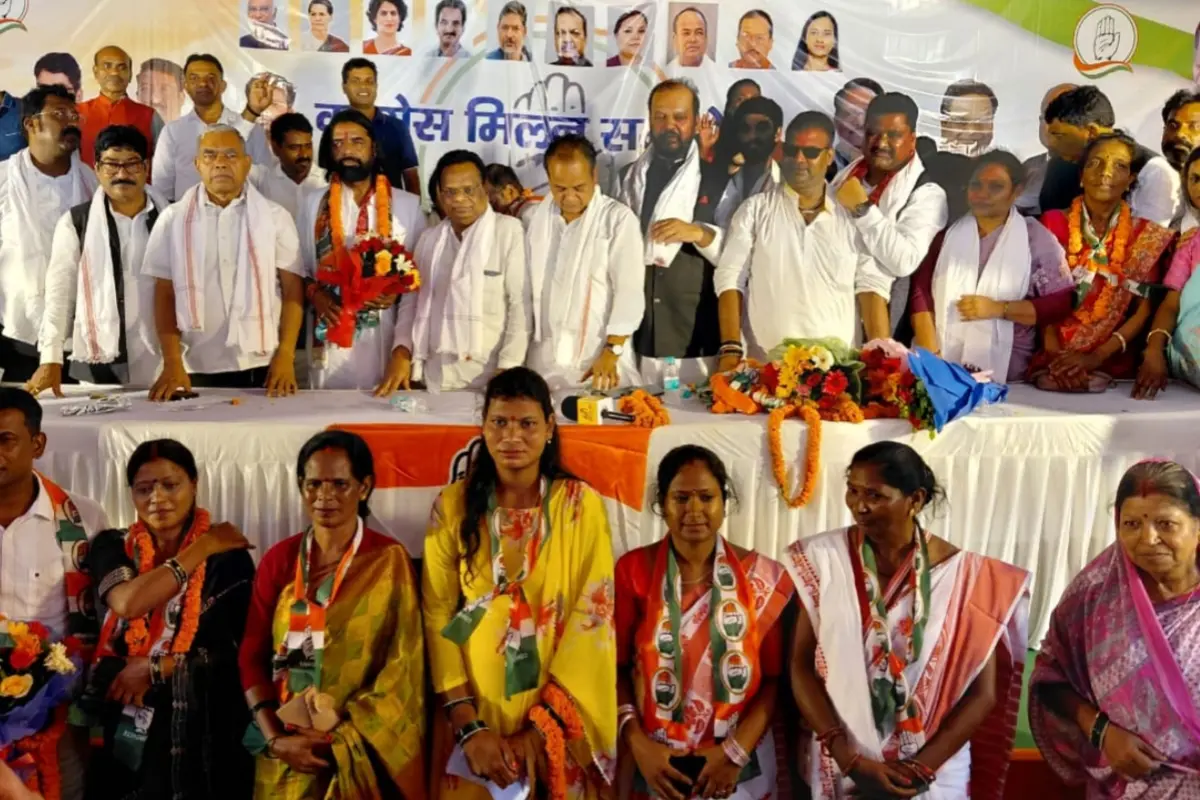 Congress holds a joining ceremony in Namkum; dozens of leaders and workers from various parties join the fold.