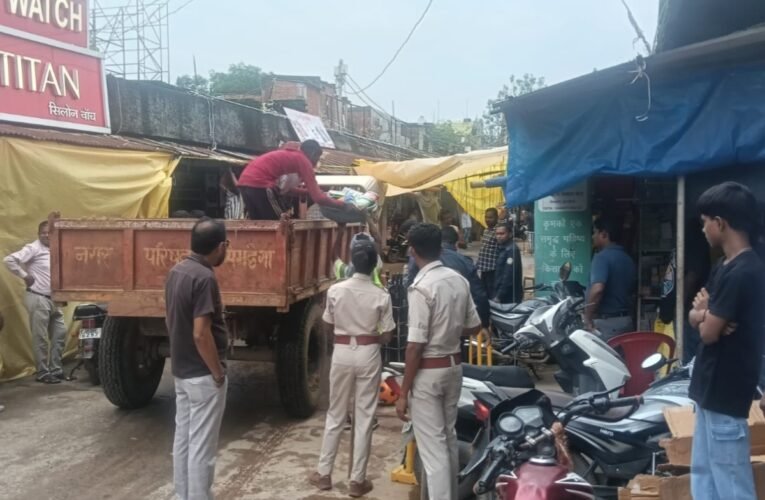 Simdega SDO conducts anti-encroachment drive at the taxi stand and market complex.