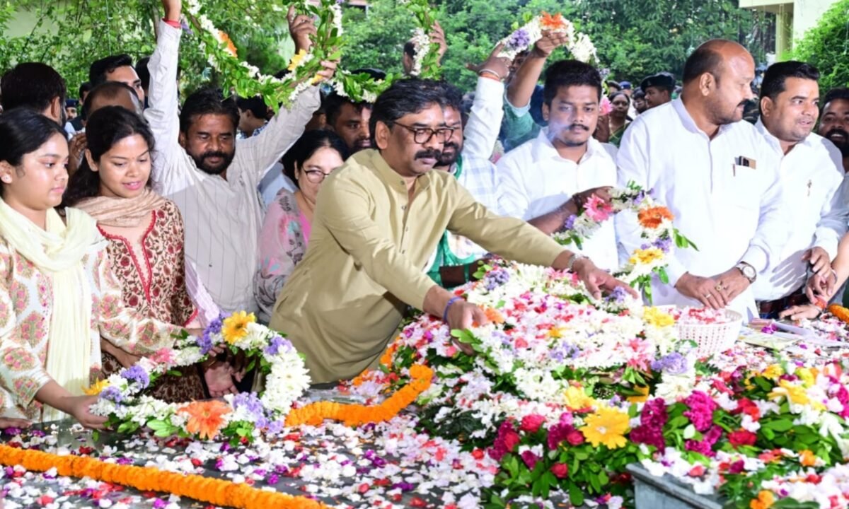 CM Hemant Soren visited Uliyan on the martyrdom anniversary of Shaheed Nirmal Mahto and said, "As long as the moon and sun exist, your name, Nirmal Mahto, will endure."