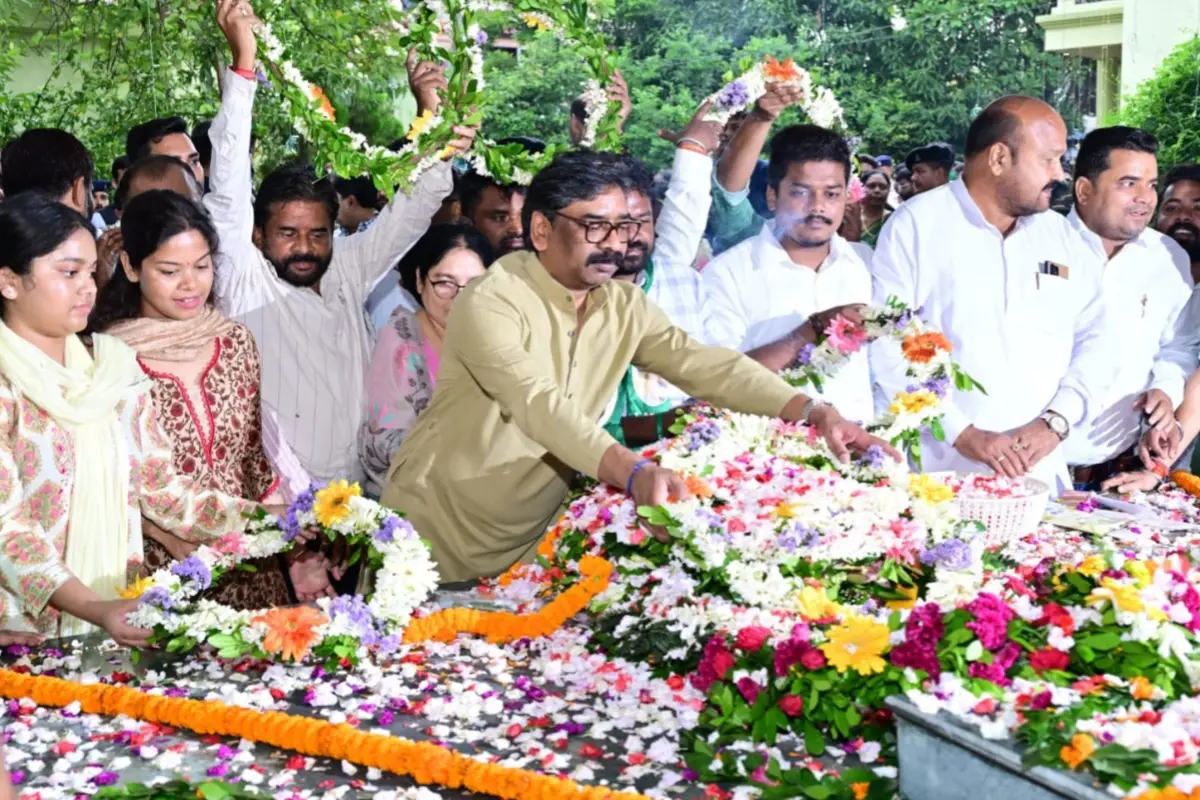 CM Hemant Soren visited Uliyan on the martyrdom anniversary of Shaheed Nirmal Mahto and said, "As long as the moon and sun exist, your name, Nirmal Mahto, will endure."