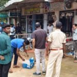 सिमडेगा में अतिक्रमण के खिलाफ चला अभियान, बस स्टैंड से महावीर चौक तक हटाए गए अवैध कब्जे Anti-encroachment drive conducted in Simdega; illegal encroachments removed from the area between the bus stand and Mahavir Chowk.