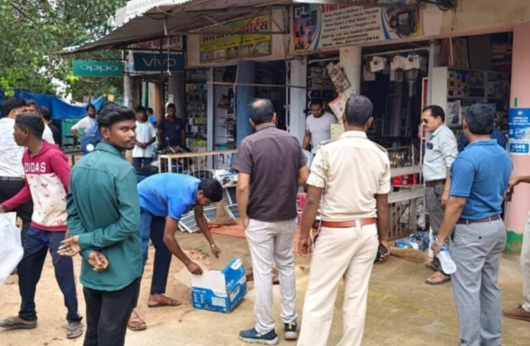 सिमडेगा में अतिक्रमण के खिलाफ चला अभियान, बस स्टैंड से महावीर चौक तक हटाए गए अवैध कब्जे