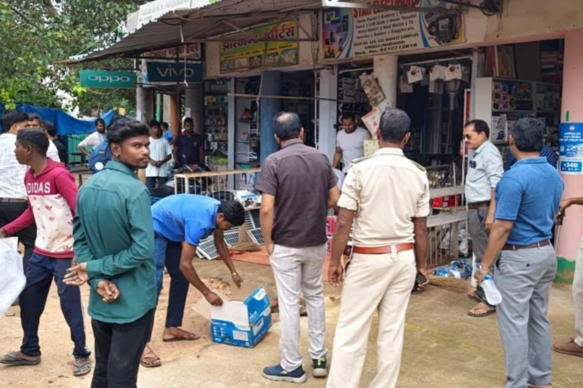 Anti-encroachment drive conducted in Simdega; illegal encroachments removed from the area between the bus stand and Mahavir Chowk.