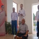 धनबाद : कुलपति को जमीन पर बैठाया, छात्रों ने घेरा विश्वविद्यालय; 11 सूत्री मांगों पर लिखित आश्वासन के बाद थमा हंगामा Made the Vice-Chancellor sit on the floor.