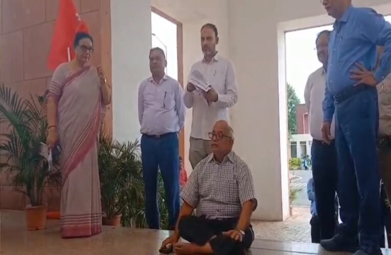 धनबाद : कुलपति को जमीन पर बैठाया, छात्रों ने घेरा विश्वविद्यालय; 11 सूत्री मांगों पर लिखित आश्वासन के बाद थमा हंगामा