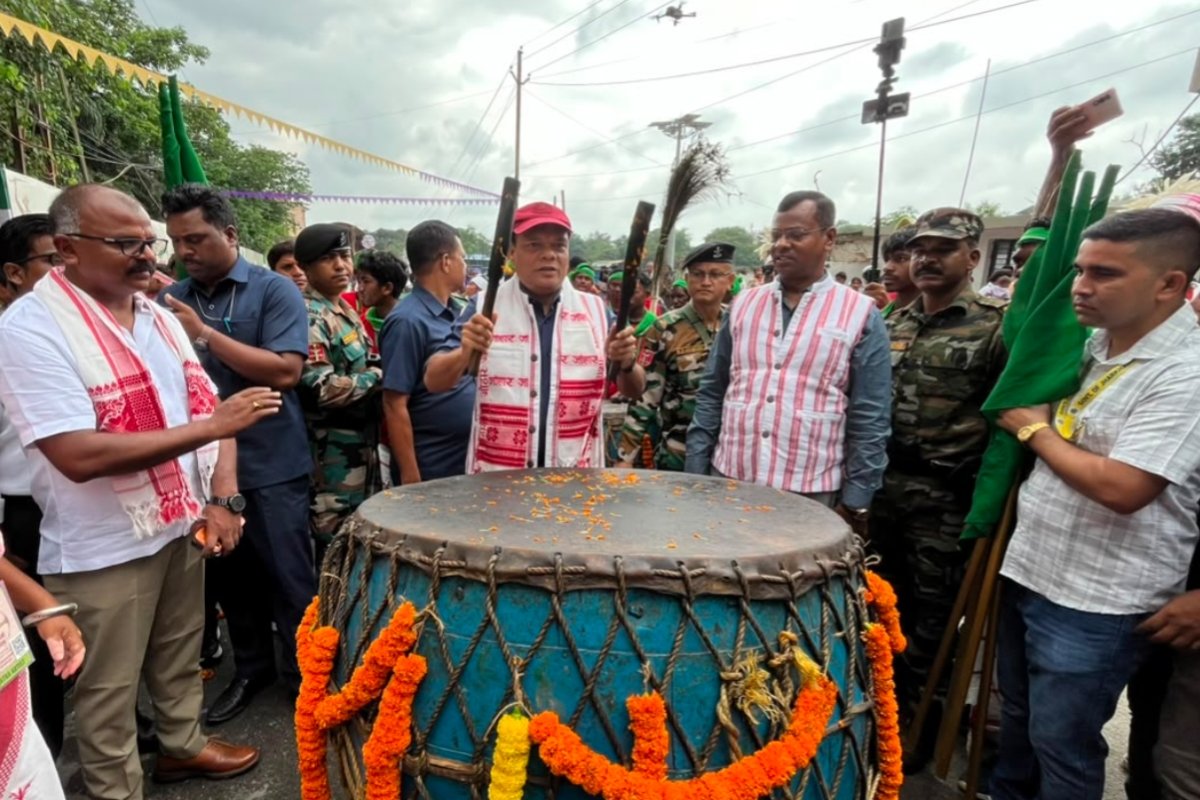 Grand Jatra dedicated to the legacy of Bhagwan Birsa Munda kicks off; Minister Chamra Linda flags it off.