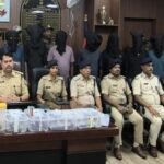 गुमला पुलिस की बड़ी कार्रवाई: अंतरराज्यीय ‘कोरई गैंग’ के 11 अपराधी गिरफ्तार, हथियार और लूटे गए जेवर बरामद Major crackdown by Gumla Police: 11 criminals from the inter-state ‘Korai Gang’ arrested; weapons and looted jewelry recovered.