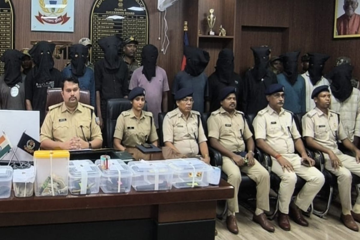 Major crackdown by Gumla Police: 11 criminals from the inter-state ‘Korai Gang’ arrested; weapons and looted jewelry recovered.